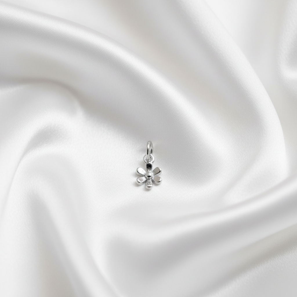 Petite Daisy Charm